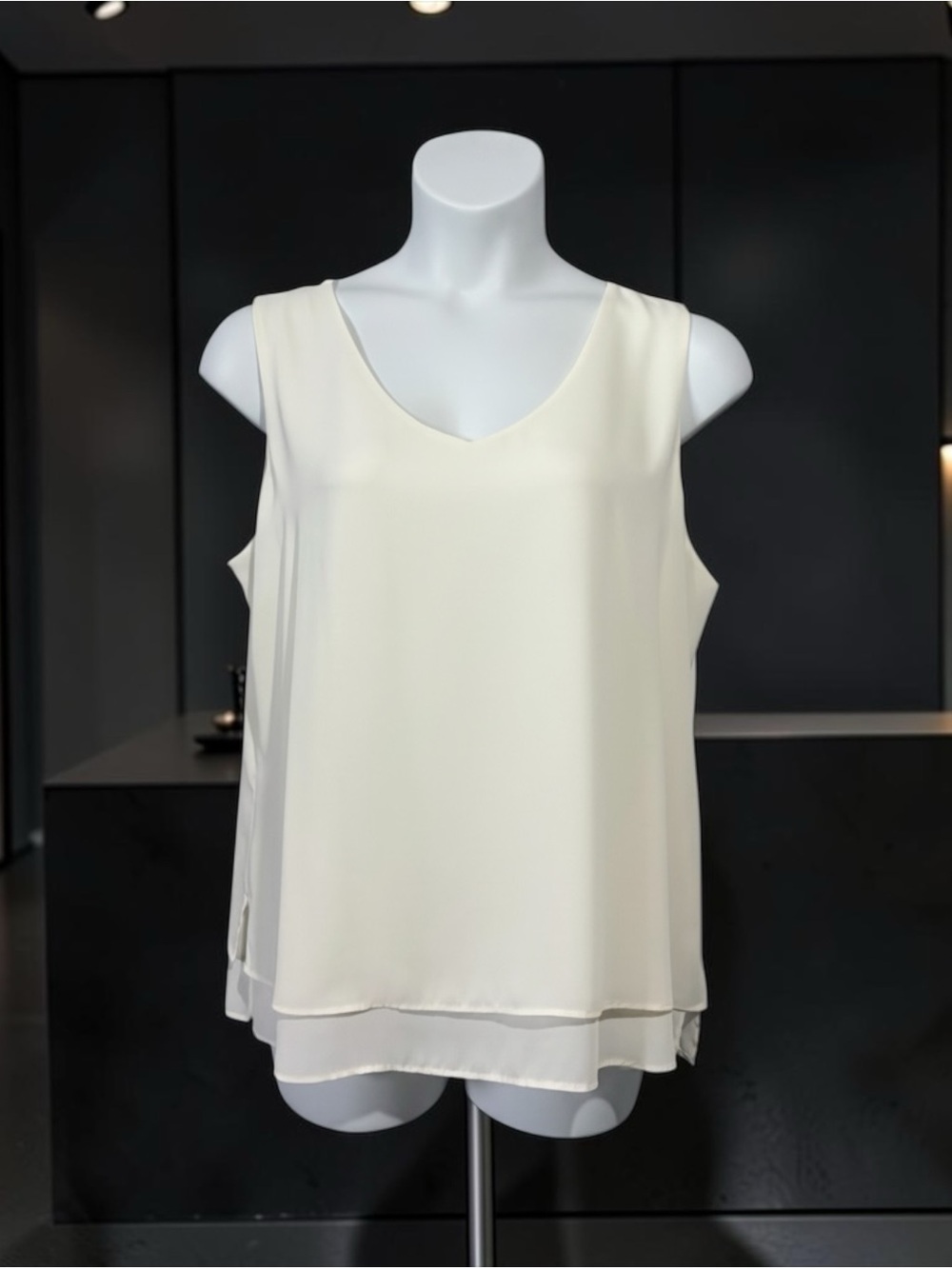 Laura, Size 18, Ivory Sleeveless V-Neck Blouse Double Layer - Picture 4 of 10